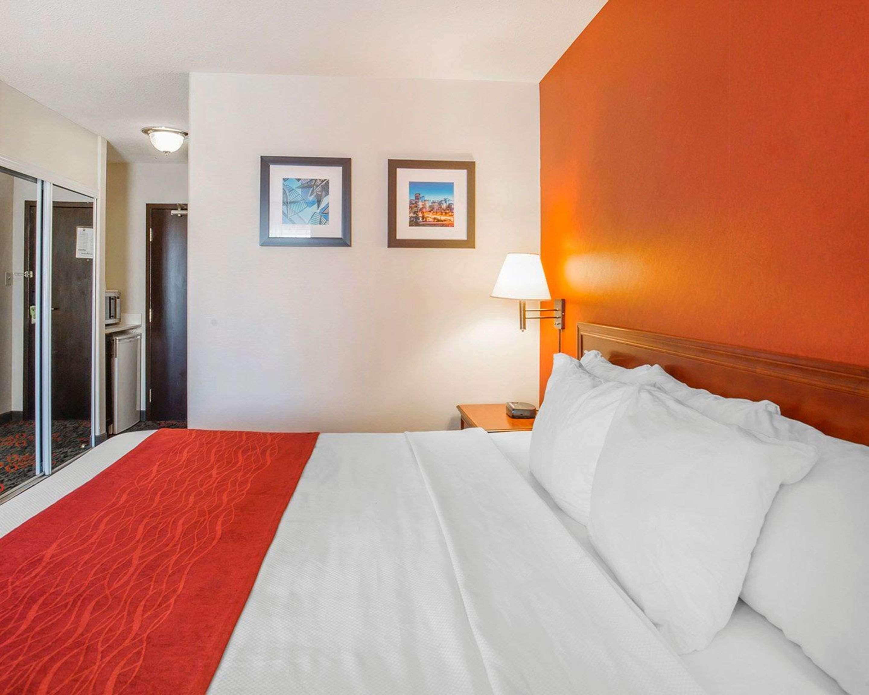 Comfort Inn & Suites University YYC Exteriör bild