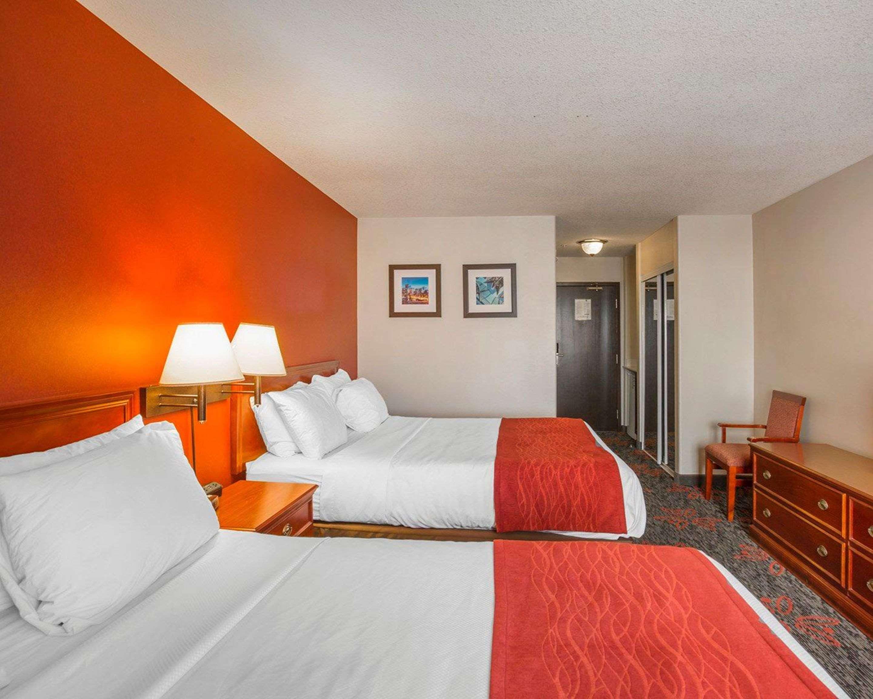 Comfort Inn & Suites University YYC Exteriör bild