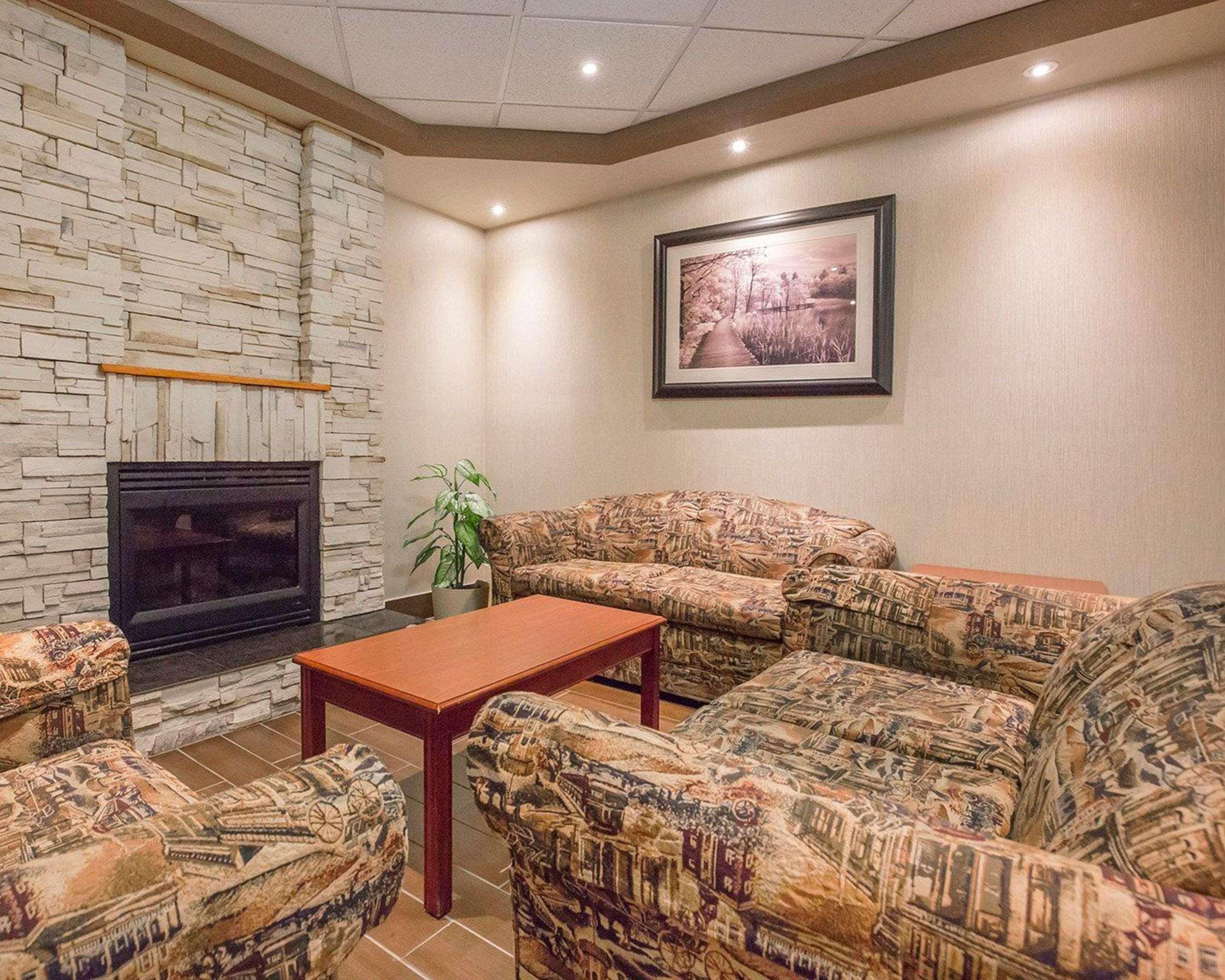 Comfort Inn & Suites University YYC Exteriör bild