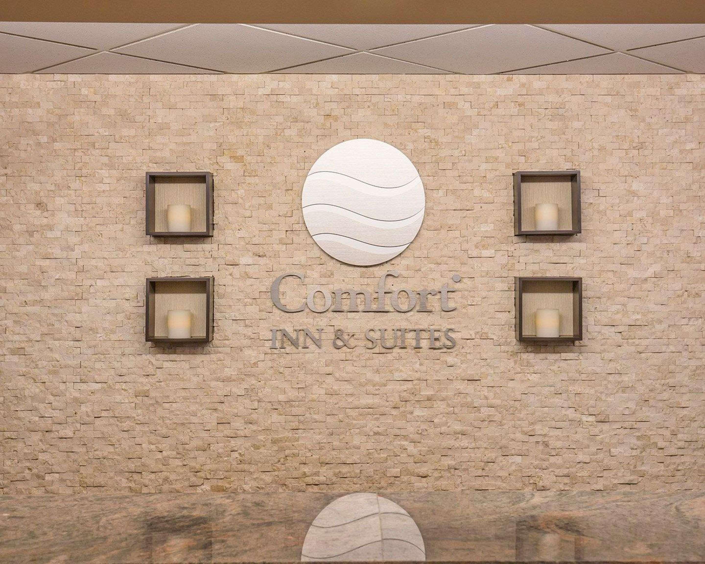 Comfort Inn & Suites University YYC Exteriör bild