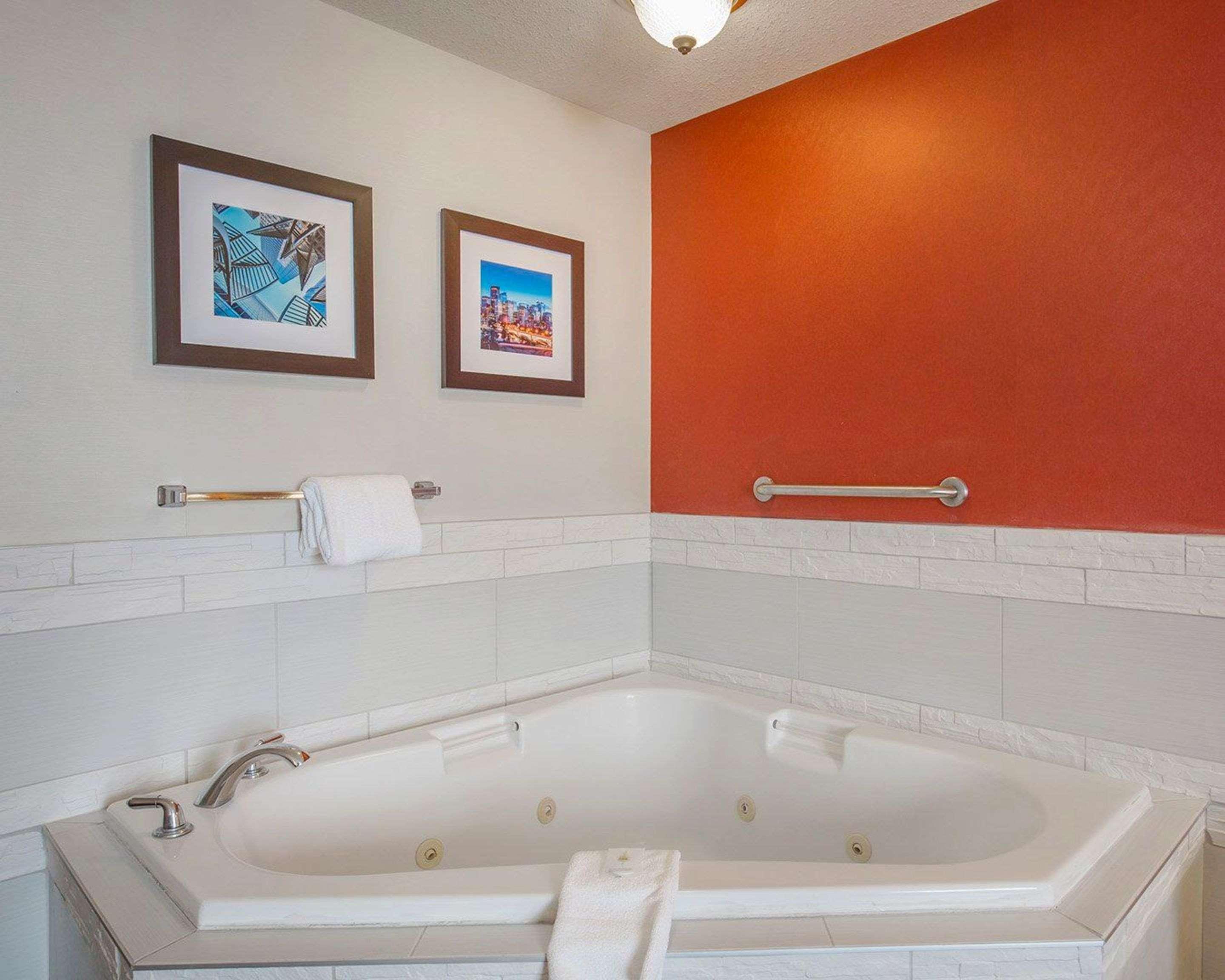 Comfort Inn & Suites University YYC Exteriör bild