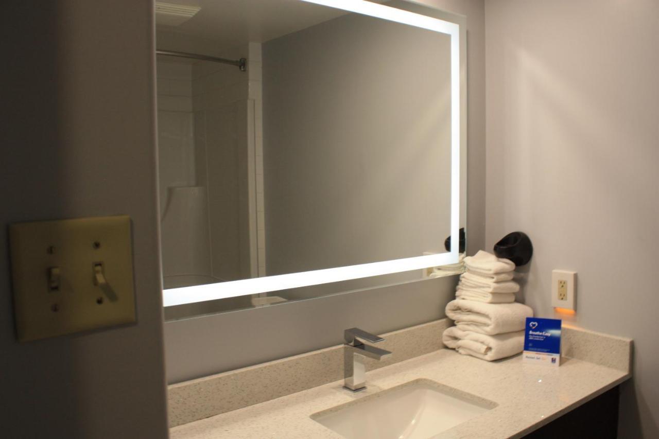 Comfort Inn & Suites University YYC Exteriör bild