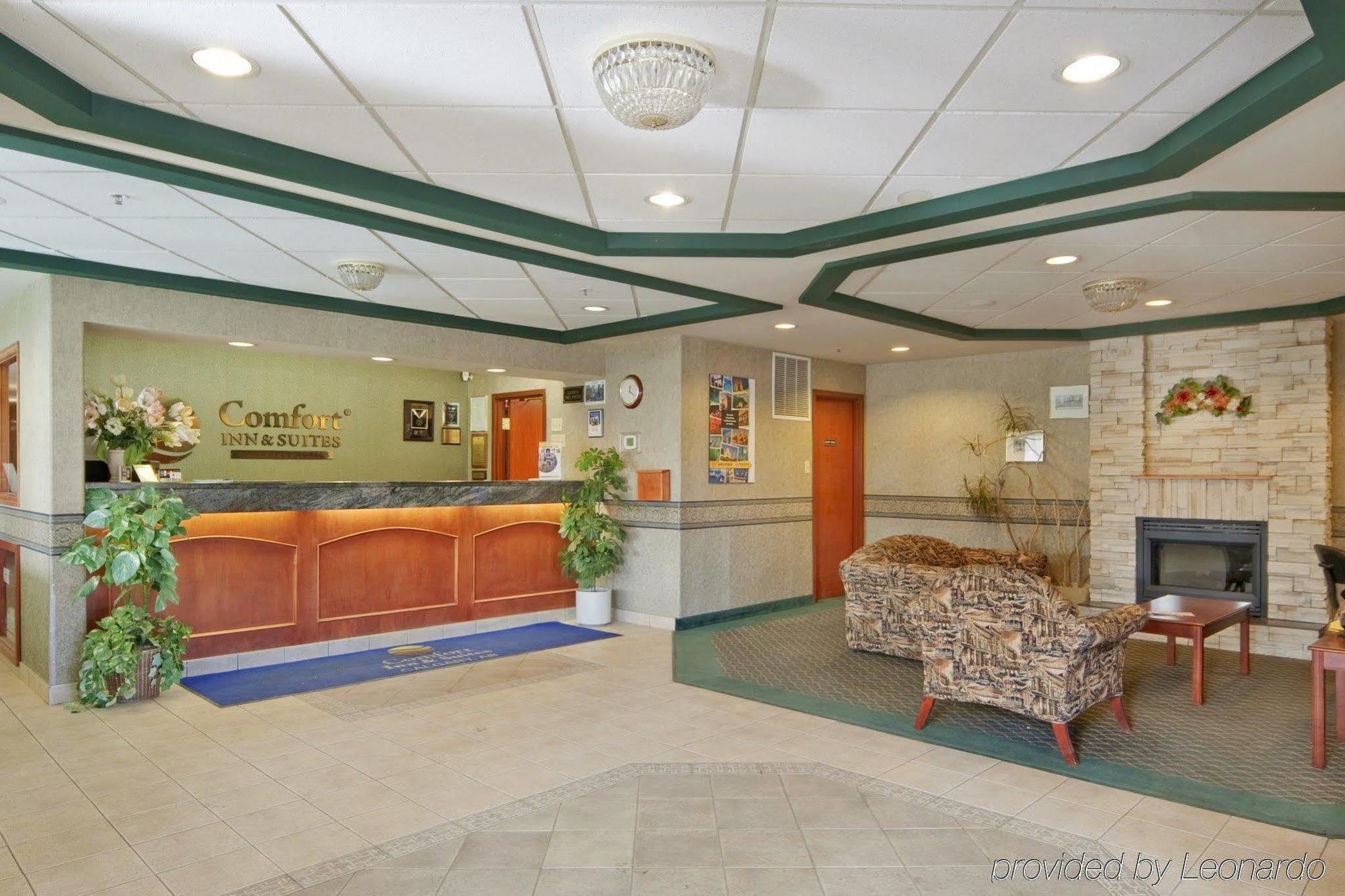 Comfort Inn & Suites University YYC Exteriör bild