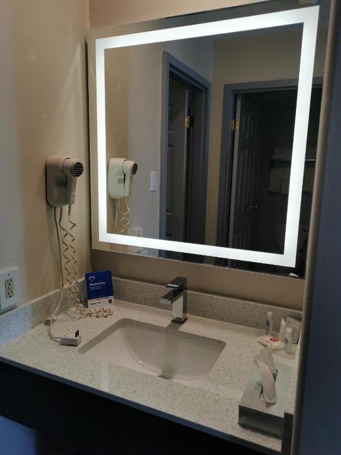 Comfort Inn & Suites University YYC Exteriör bild